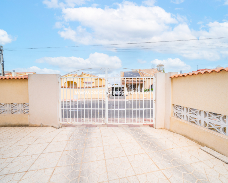 Resale - Freistendhe Villa - Urb. La Marina