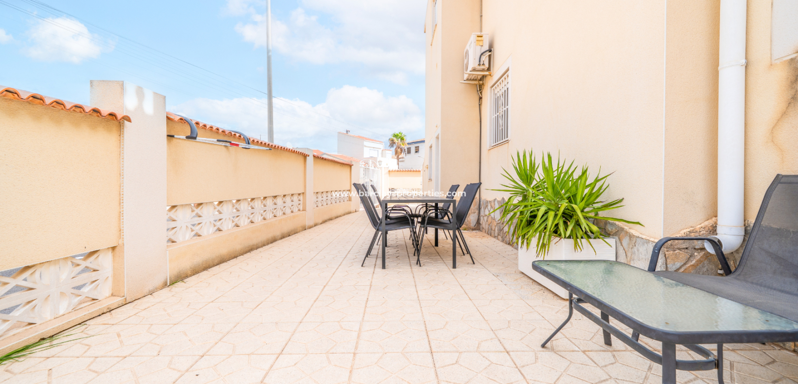 Resale - Freistendhe Villa - Urb. La Marina