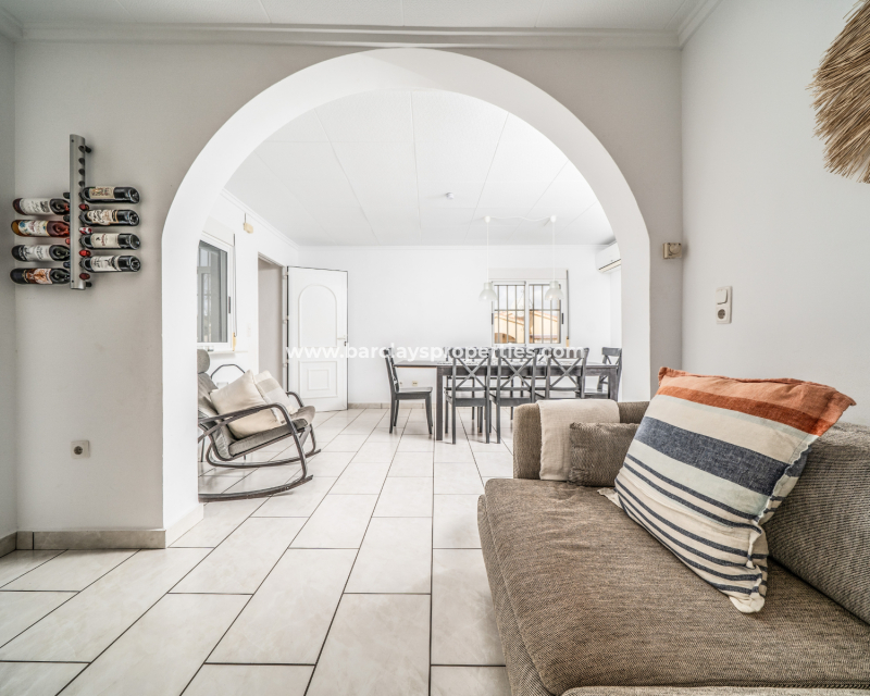 Resale - Freistendhe Villa - Urb. La Marina