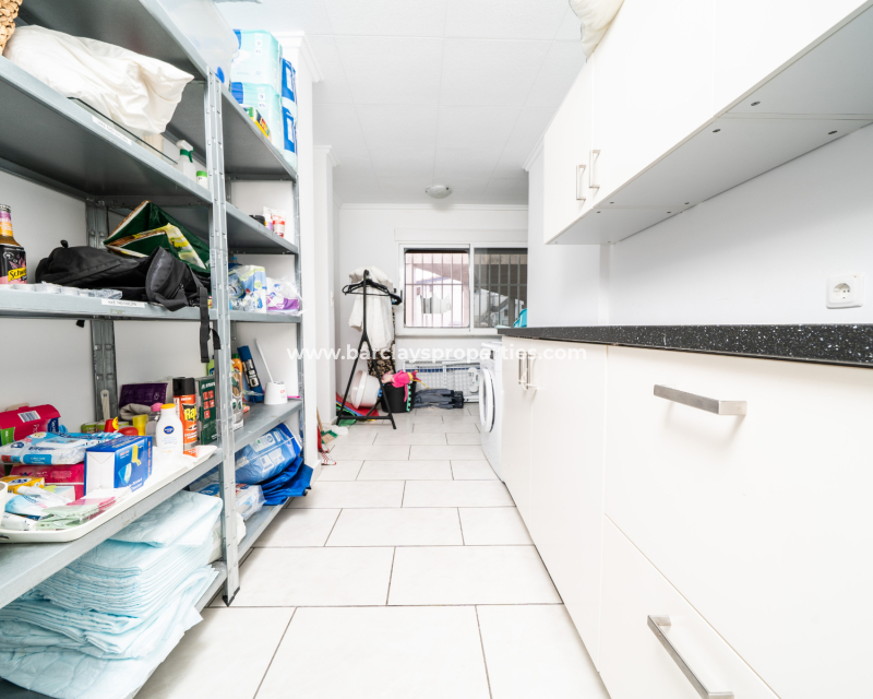 Resale - Freistendhe Villa - Urb. La Marina