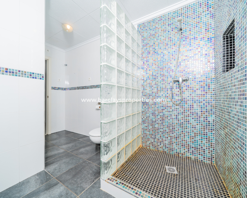 Resale - Freistendhe Villa - Urb. La Marina