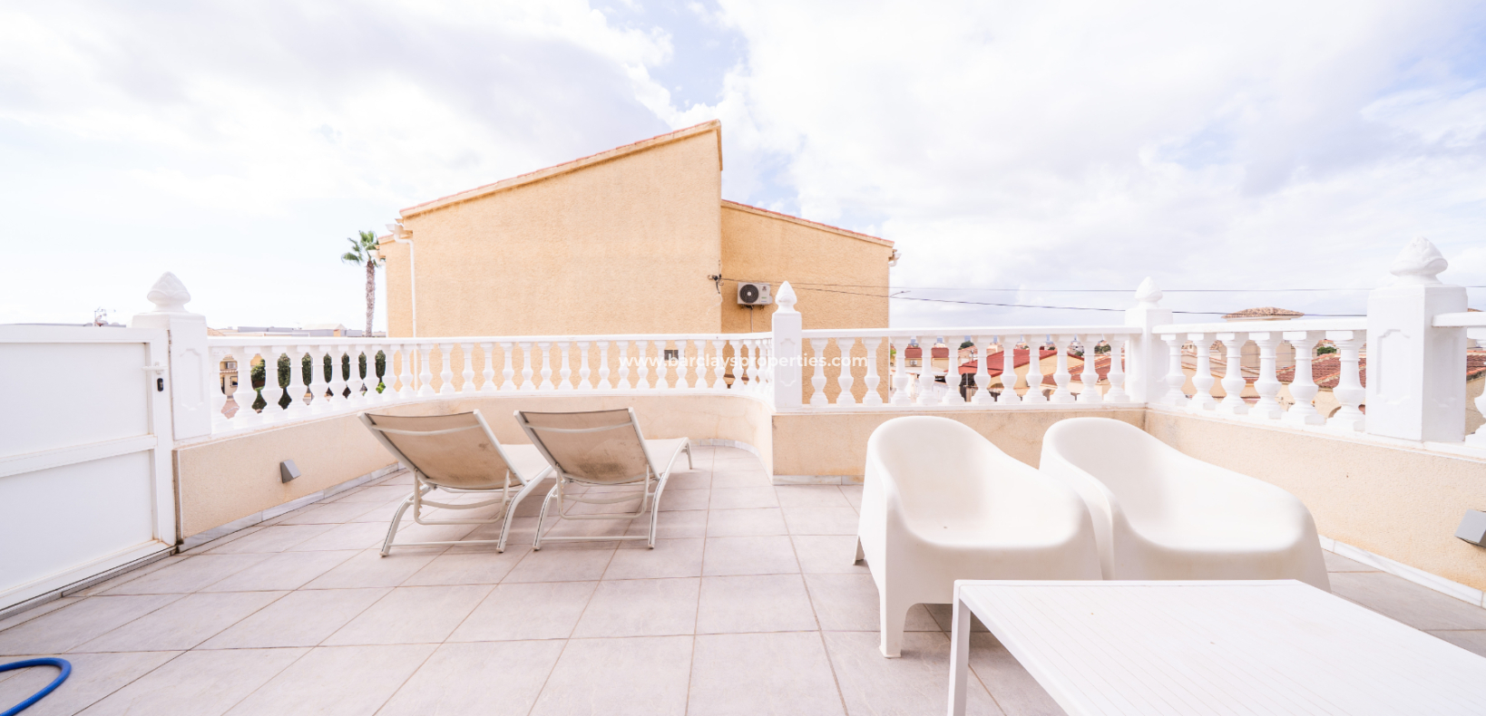 Resale - Freistendhe Villa - Urb. La Marina