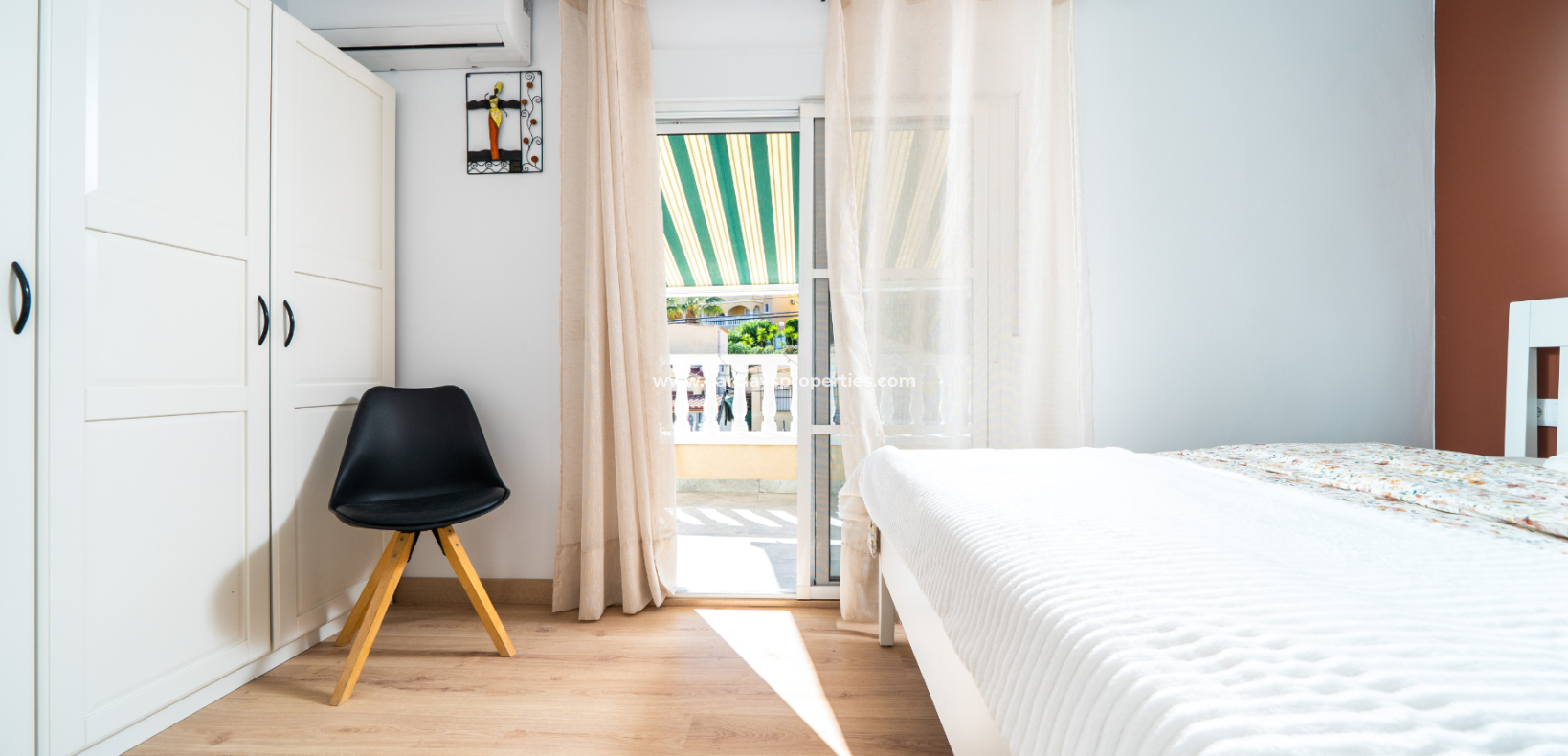 Resale - Freistendhe Villa - Urb. La Marina