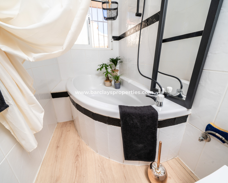 Resale - Freistendhe Villa - Urb. La Marina