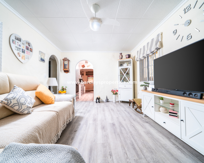 Resale - Freistendhe Villa - Urb. La Marina