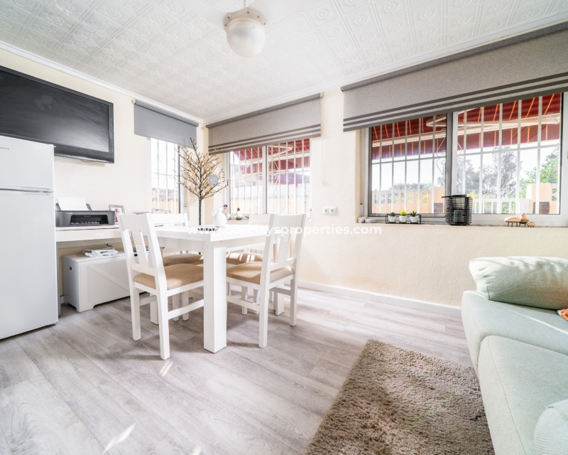 Resale - Freistendhe Villa - Urb. La Marina