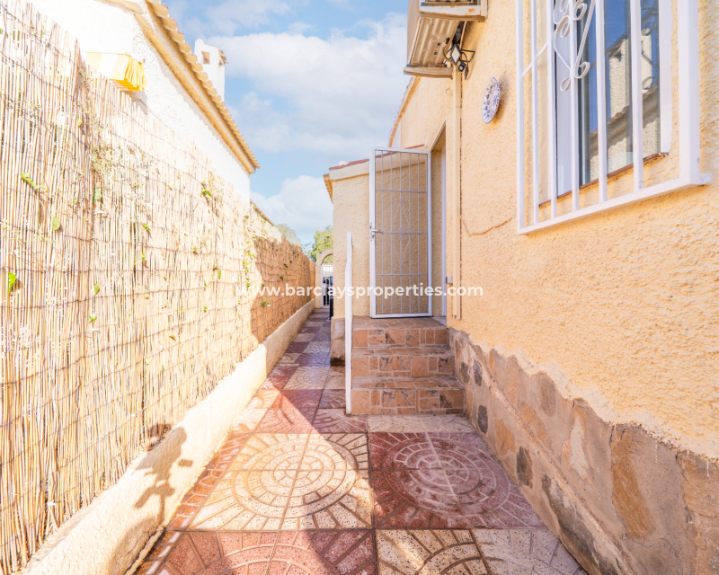 Resale - Freistendhe Villa - Urb. La Marina