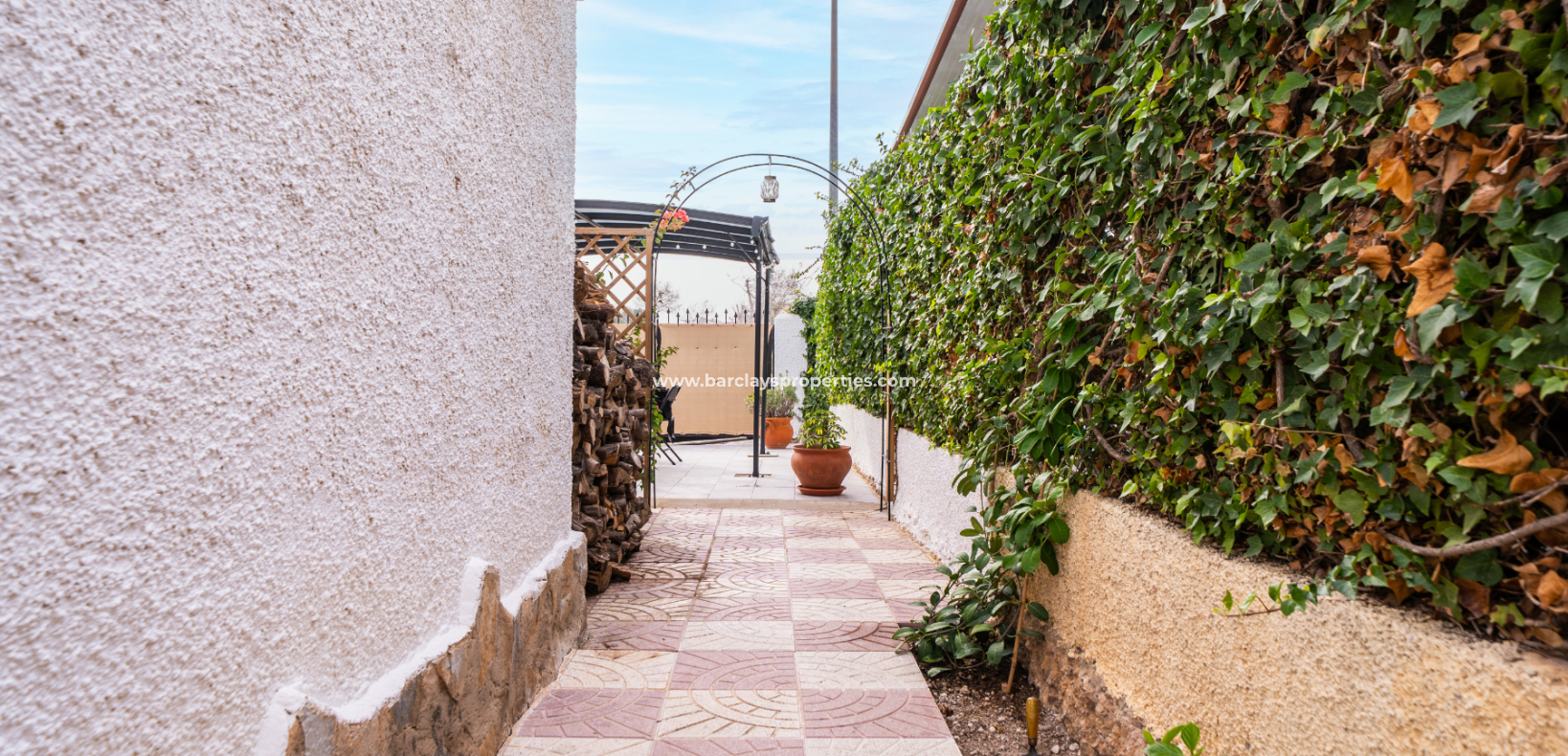 Resale - Freistendhe Villa - Urb. La Marina