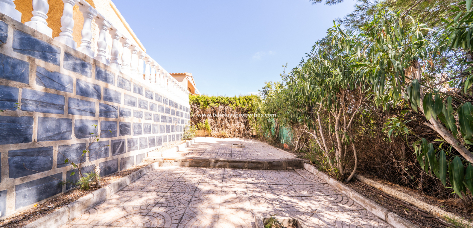 Resale - Freistendhe Villa - Urb. La Marina