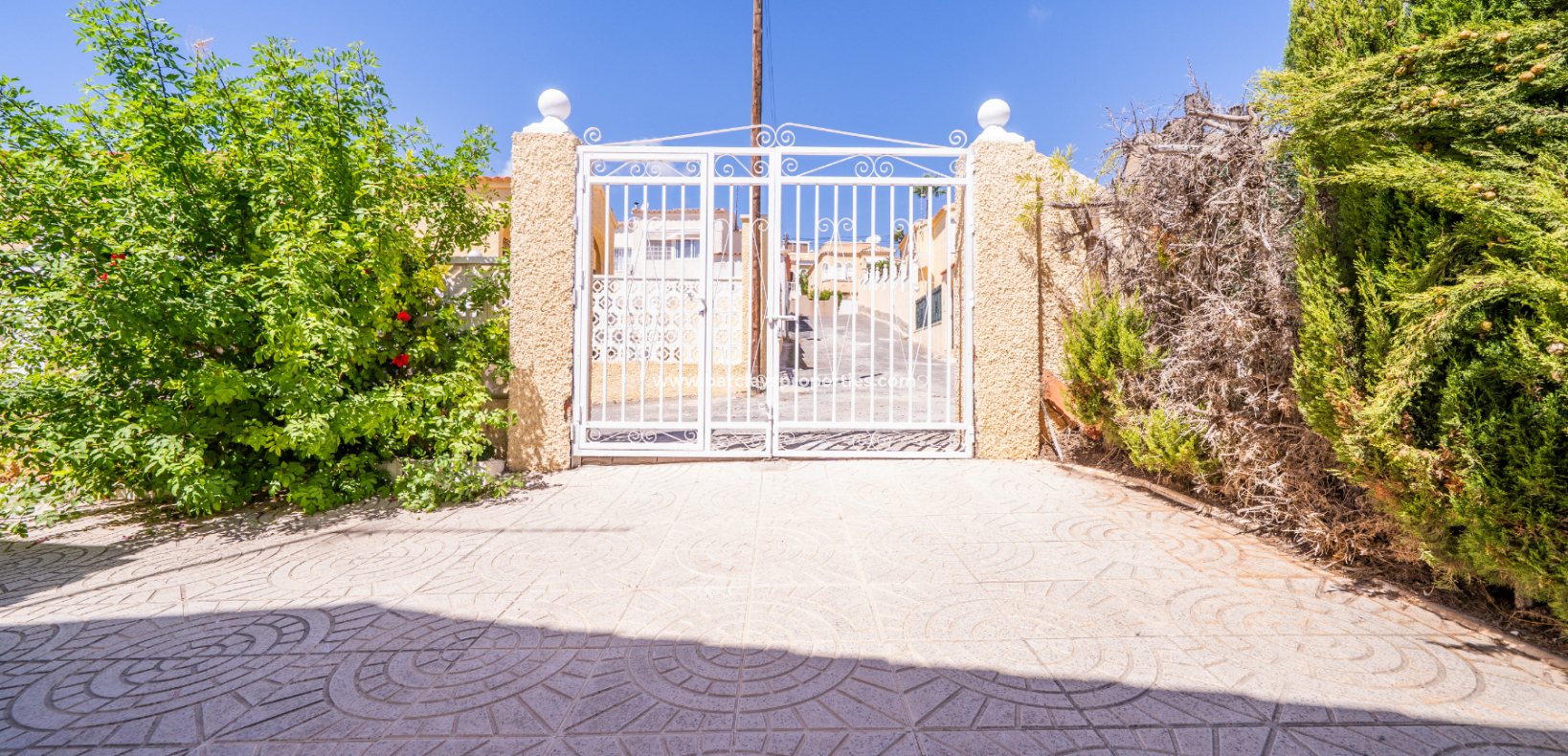 Resale - Freistendhe Villa - Urb. La Marina