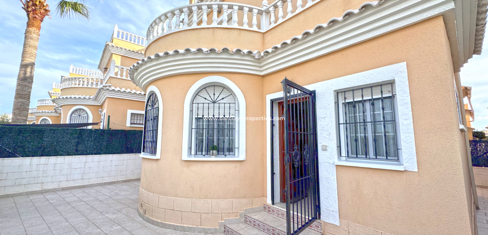 Resale - Freistendhe Villa - Urb. La Marina