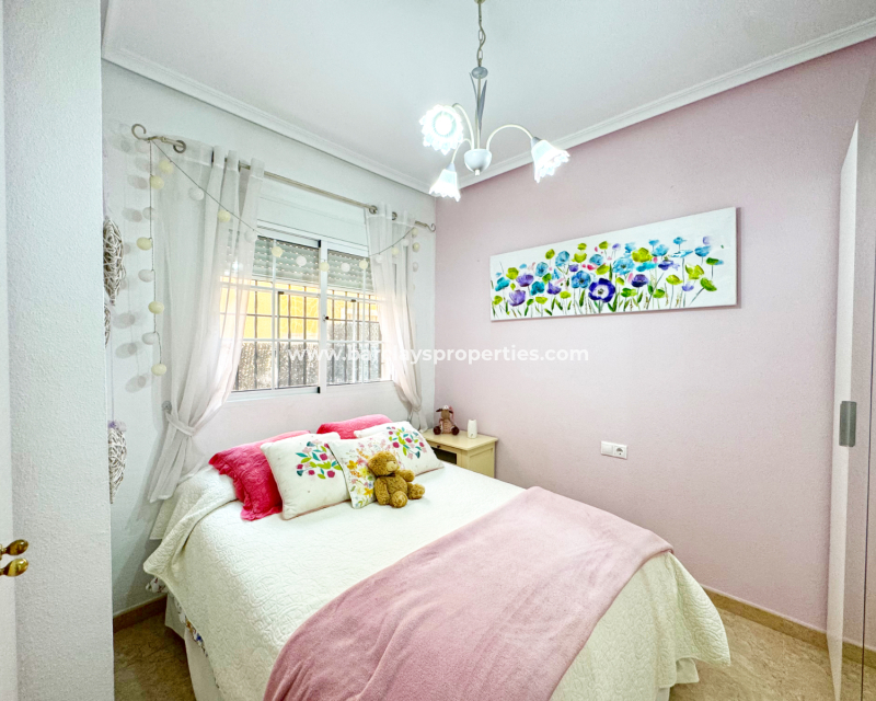 Resale - Freistendhe Villa - Urb. La Marina