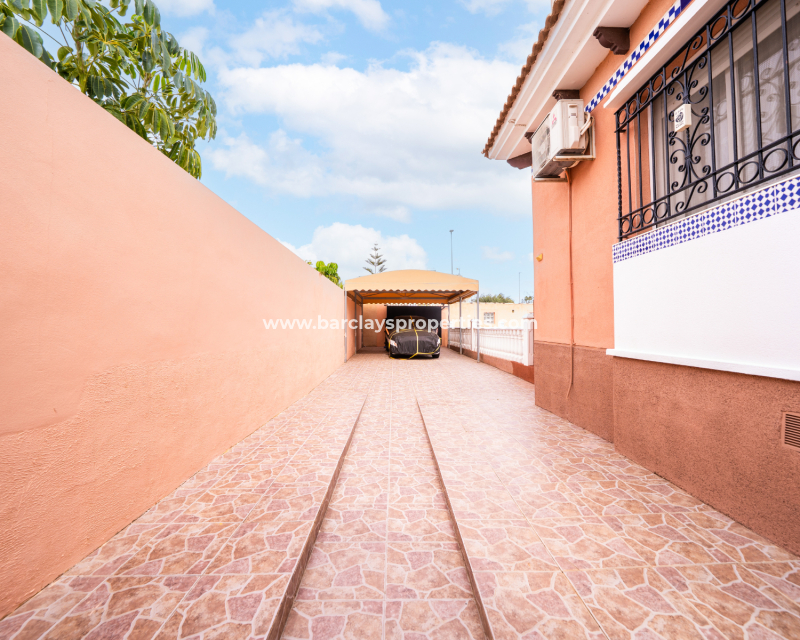 Resale - Freistendhe Villa - Urb. La Marina