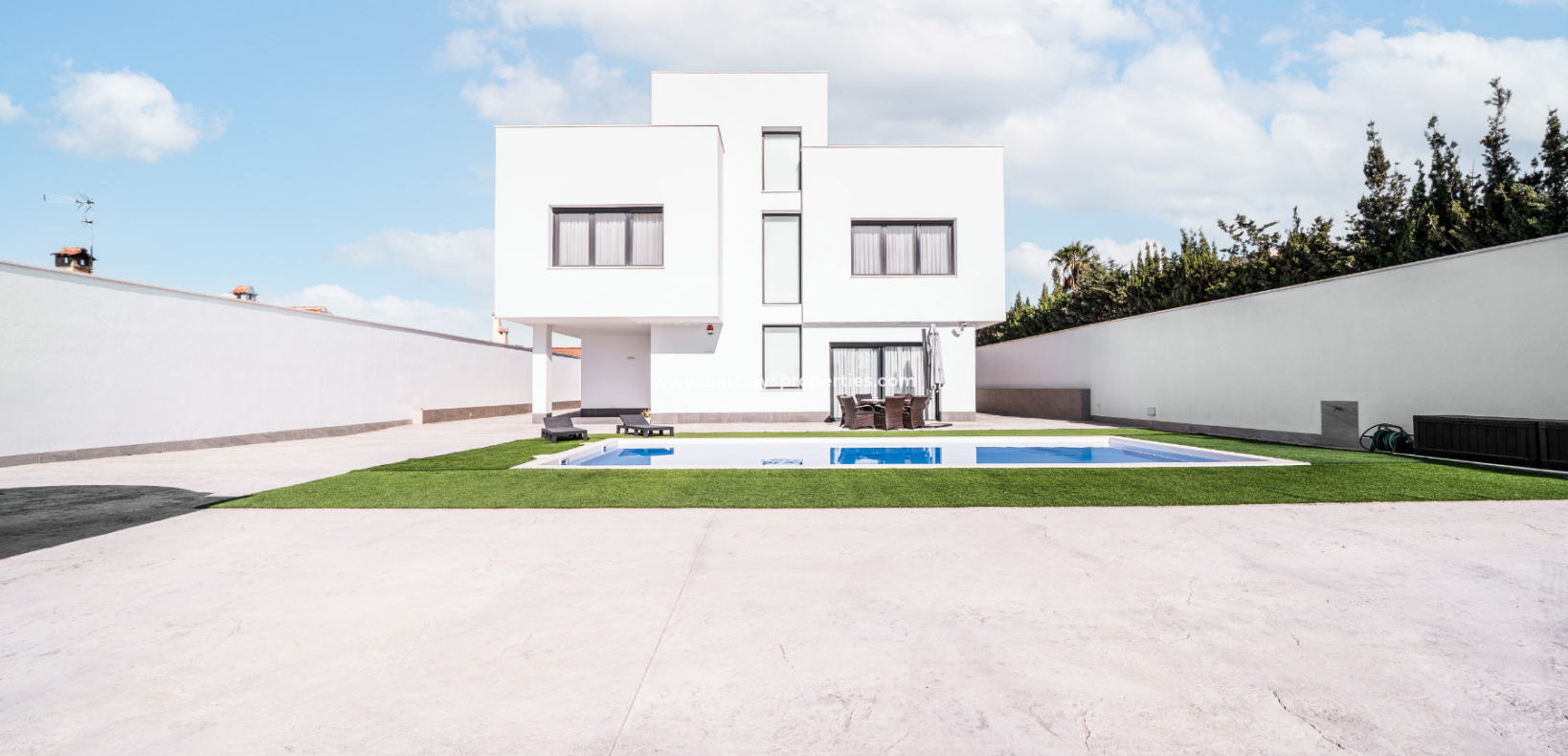 Resale - Freistendhe Villa - Urb. La Marina