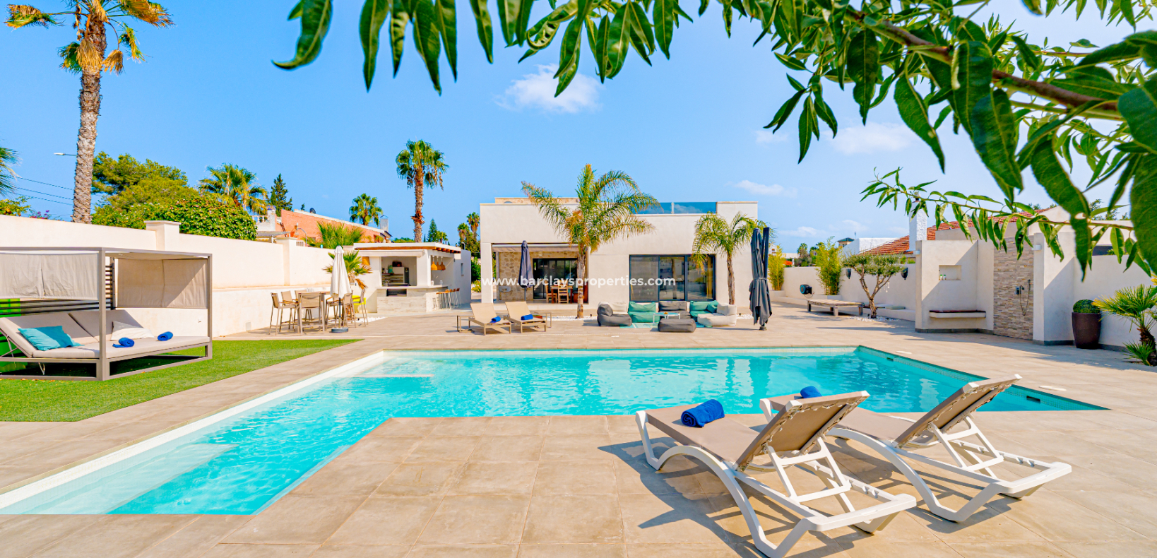 Resale - Freistendhe Villa - Urb. La Marina