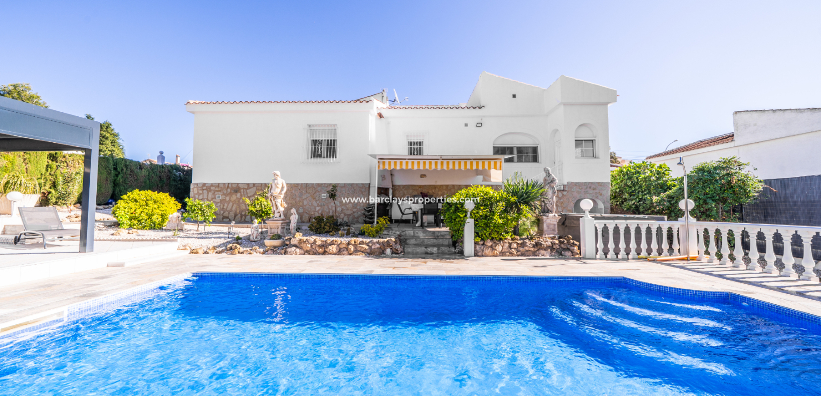 Resale - Freistendhe Villa - Urb. La Marina