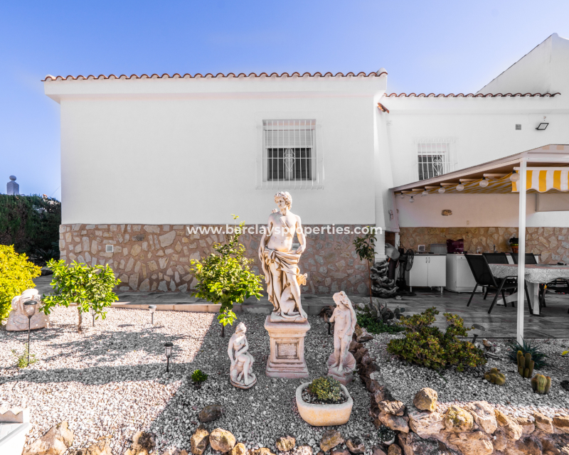 Resale - Freistendhe Villa - Urb. La Marina
