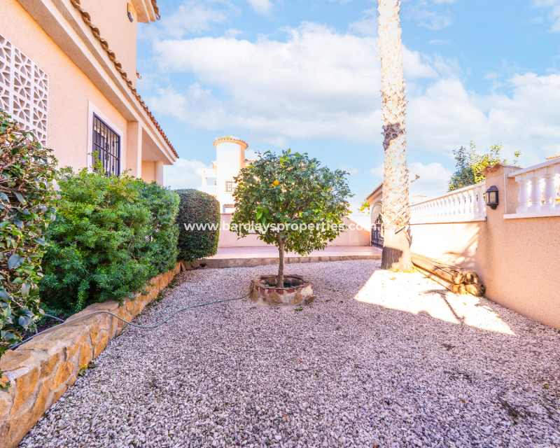 Resale - Freistendhe Villa - Urb. La Marina