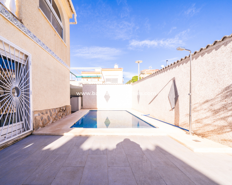 Resale - Freistendhe Villa - Urb. La Marina