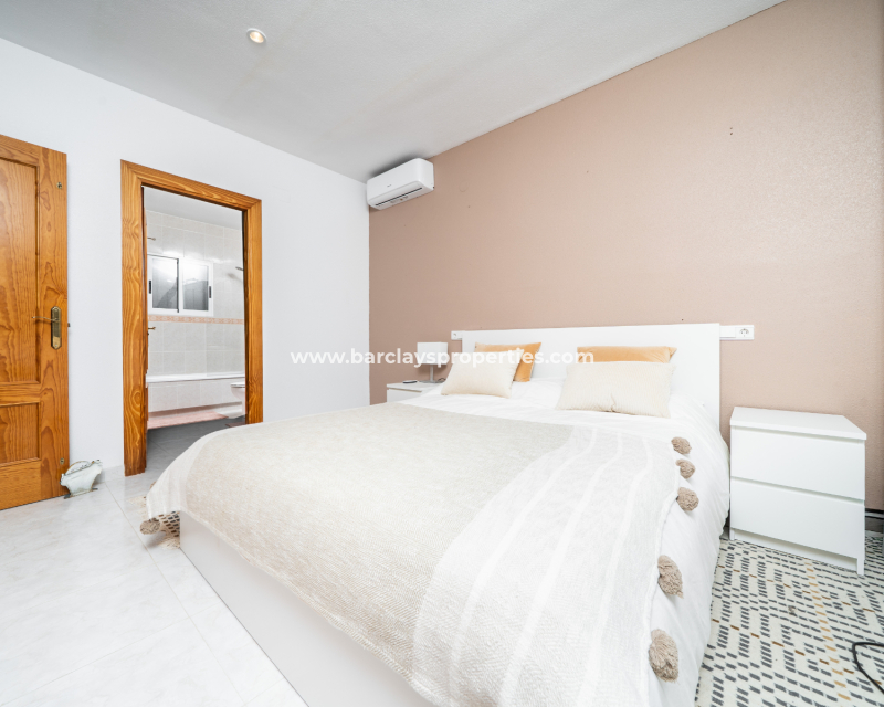 Resale - Freistendhe Villa - Urb. La Marina