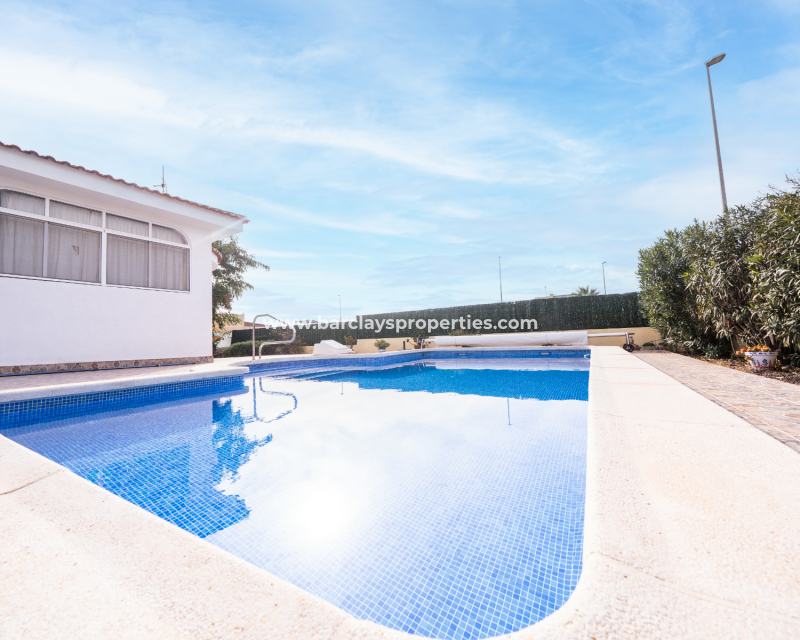 Resale - Freistendhe Villa - Urb. La Marina