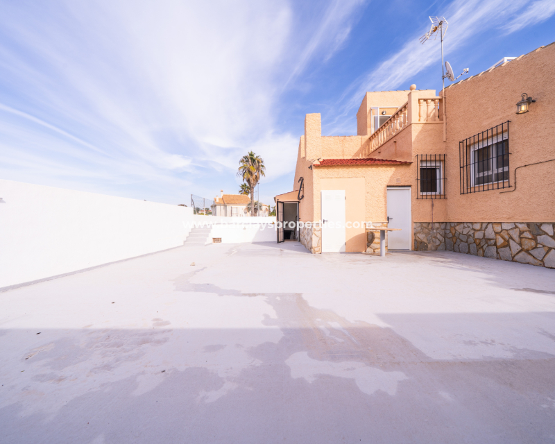 Resale - Freistendhe Villa - Urb. La Marina