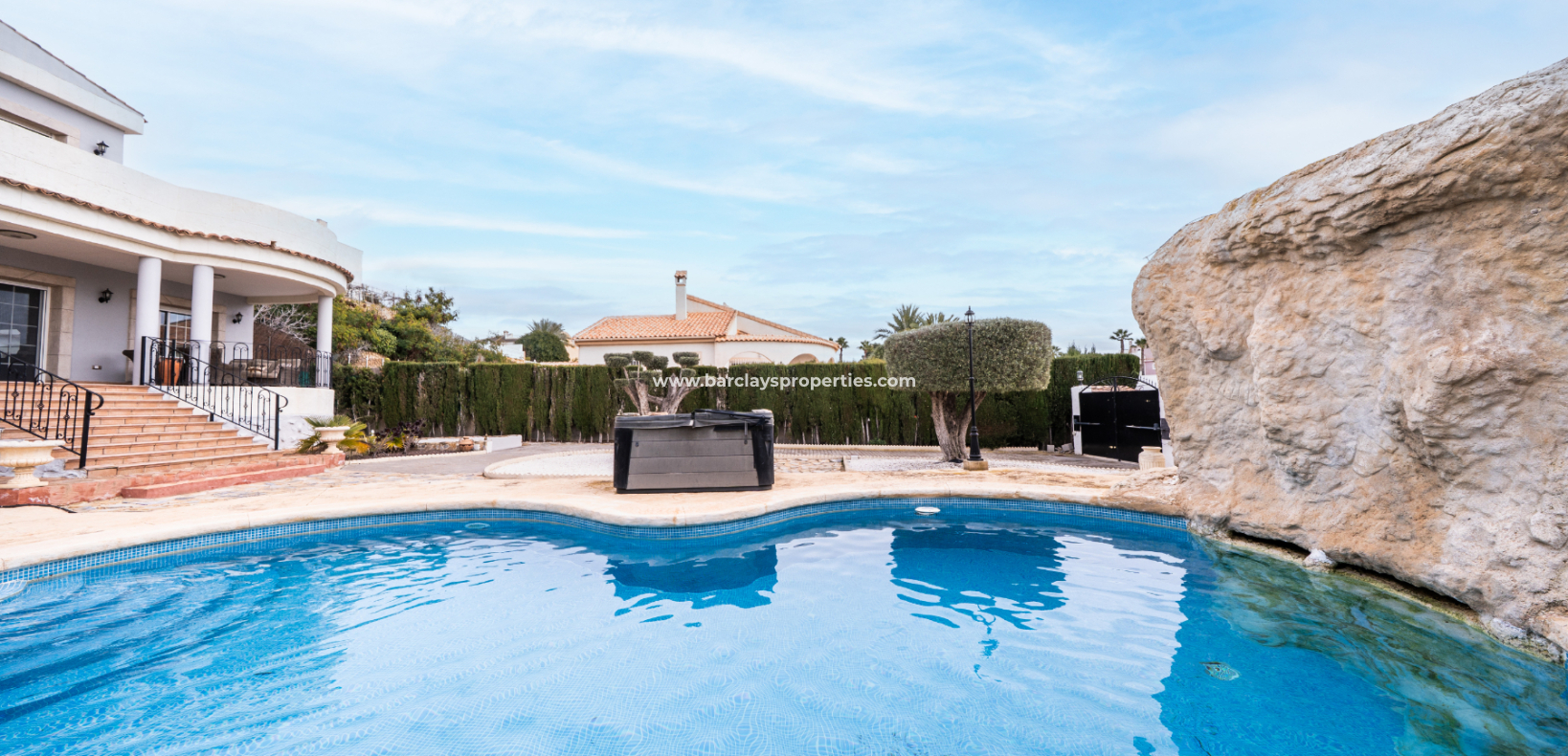 Resale - Freistendhe Villa - Urb. La Marina