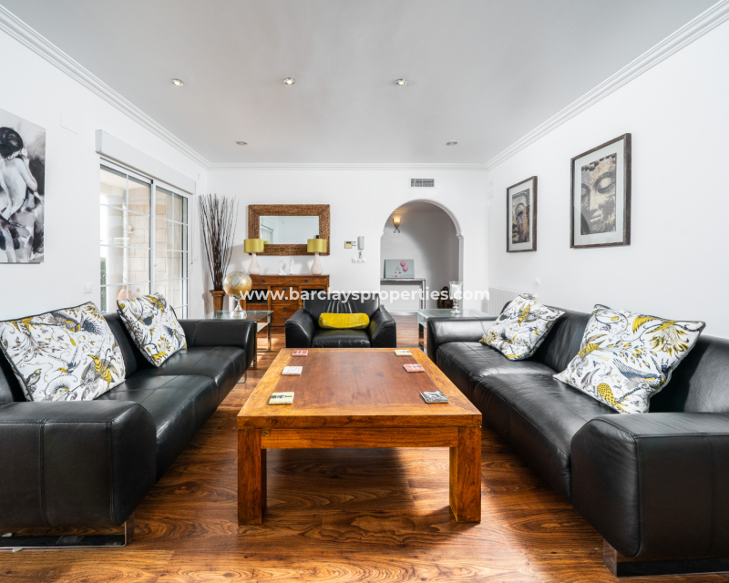 Resale - Freistendhe Villa - Urb. La Marina