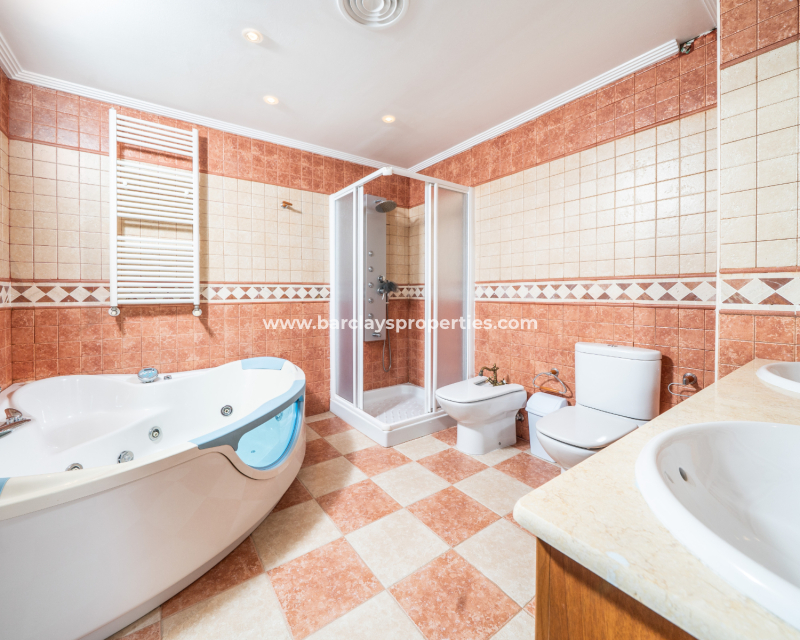 Resale - Freistendhe Villa - Urb. La Marina