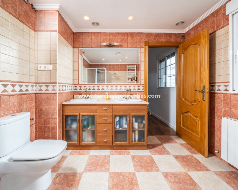 Resale - Freistendhe Villa - Urb. La Marina