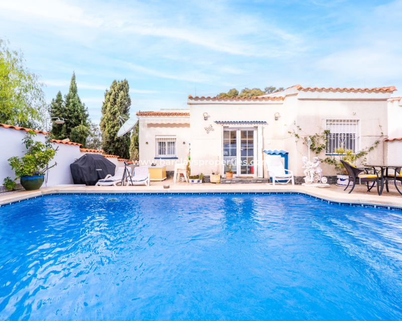 Resale - Freistendhe Villa - Urb. La Marina