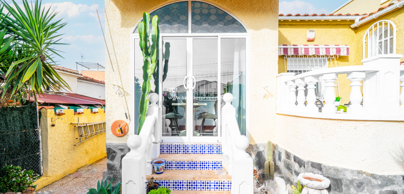 Resale - Freistendhe Villa - Urb. La Marina