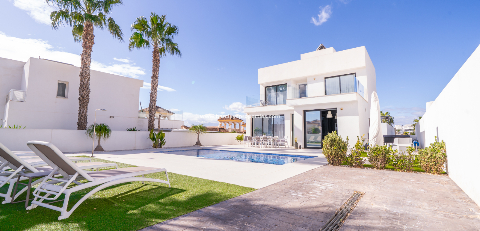 Resale - Freistendhe Villa - Urb. La Marina