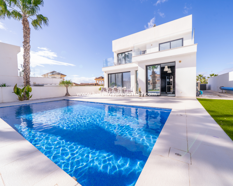 Resale - Freistendhe Villa - Urb. La Marina