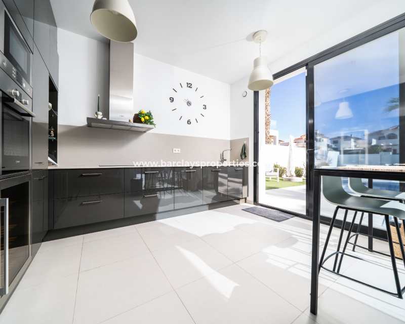 Resale - Freistendhe Villa - Urb. La Marina