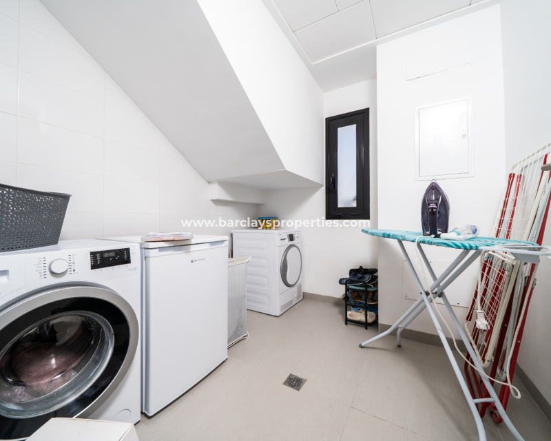 Resale - Freistendhe Villa - Urb. La Marina