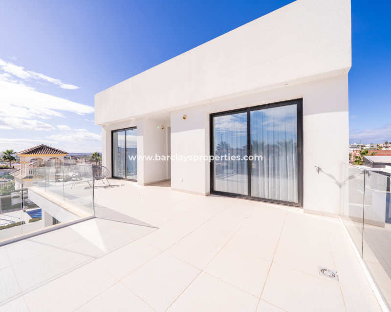 Resale - Freistendhe Villa - Urb. La Marina