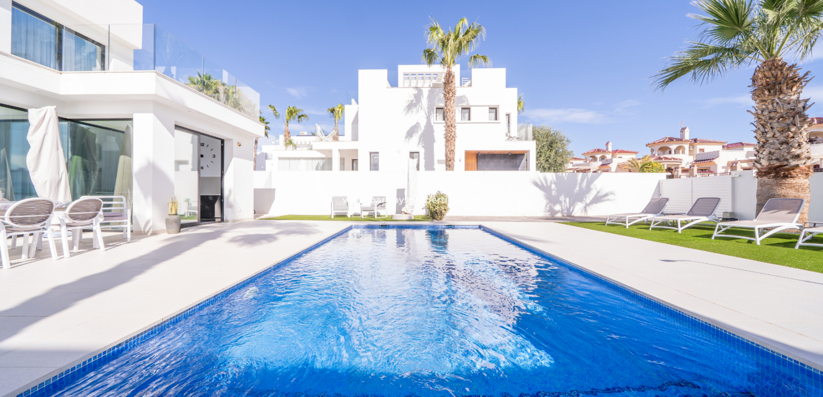 Resale - Freistendhe Villa - Urb. La Marina