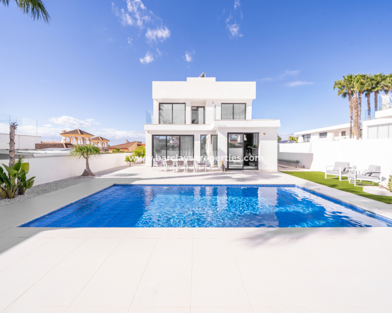 Resale - Freistendhe Villa - Urb. La Marina