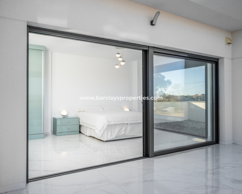 Resale - Freistendhe Villa - Urb. La Marina