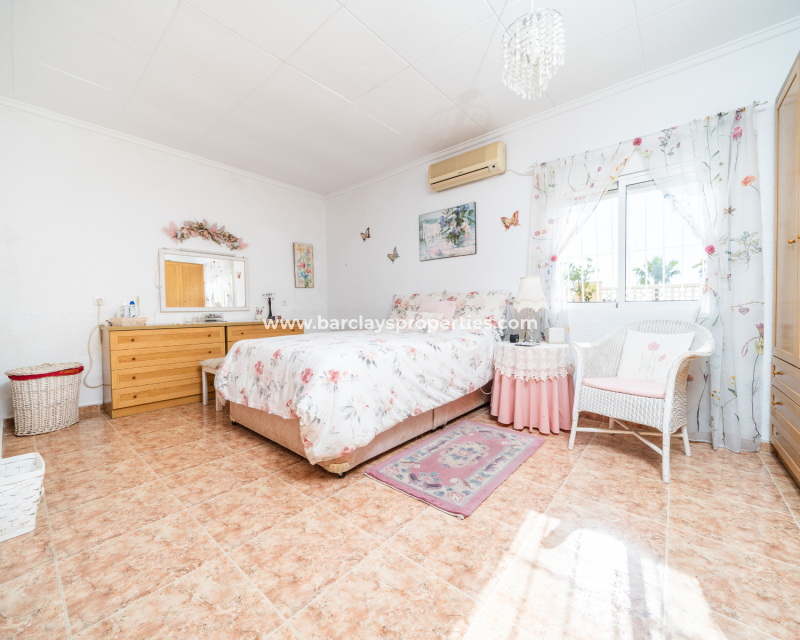 Resale - Freistendhe Villa - Urb. La Marina