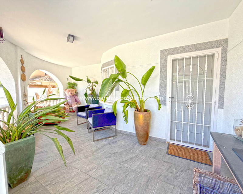 Resale - Freistendhe Villa - Urb. La Marina