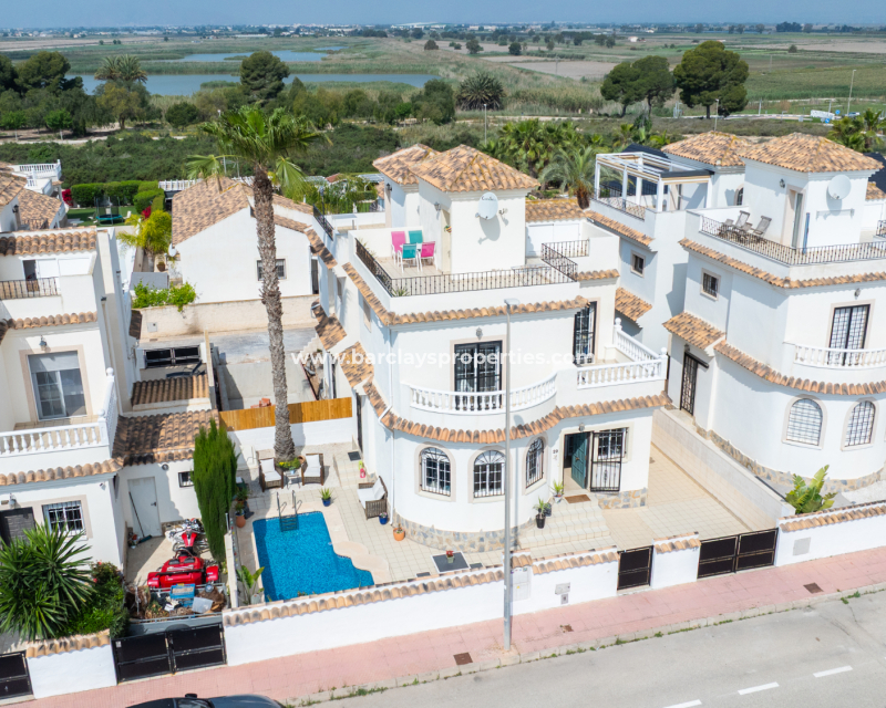 Resale - Freistendhe Villa - Urb. La Marina