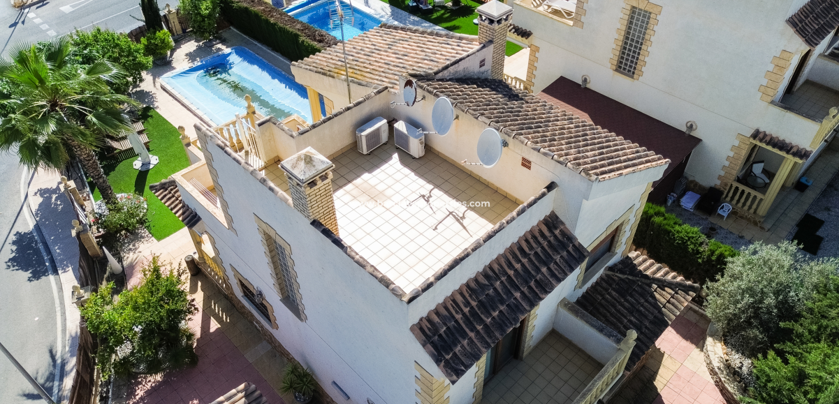 Resale - Freistendhe Villa - Urb. La Marina