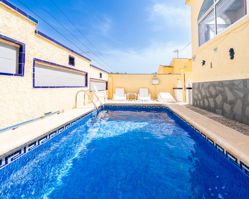 Resale - Freistendhe Villa - Urb. La Marina