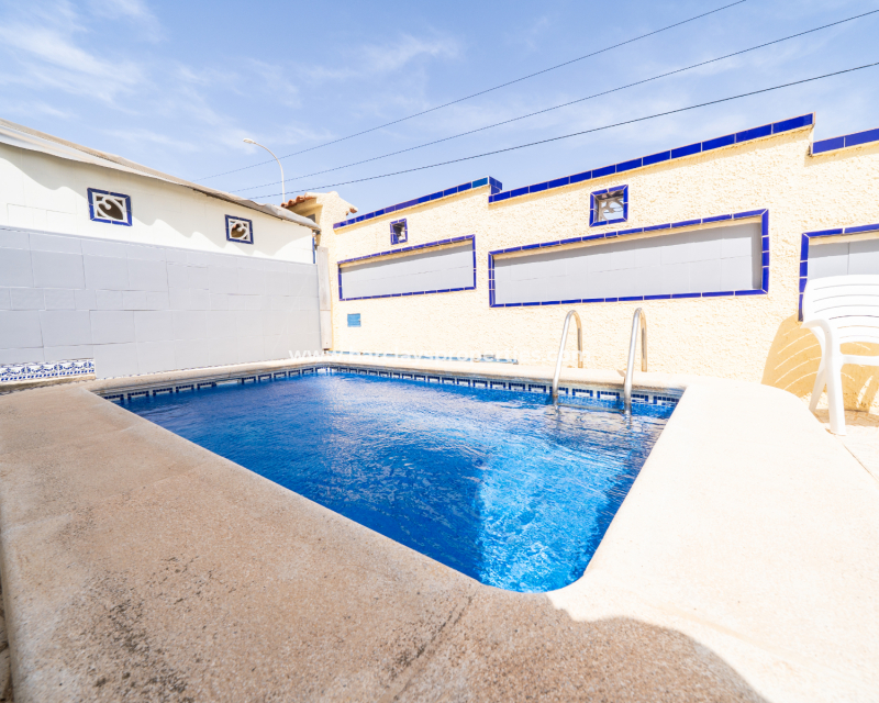 Resale - Freistendhe Villa - Urb. La Marina