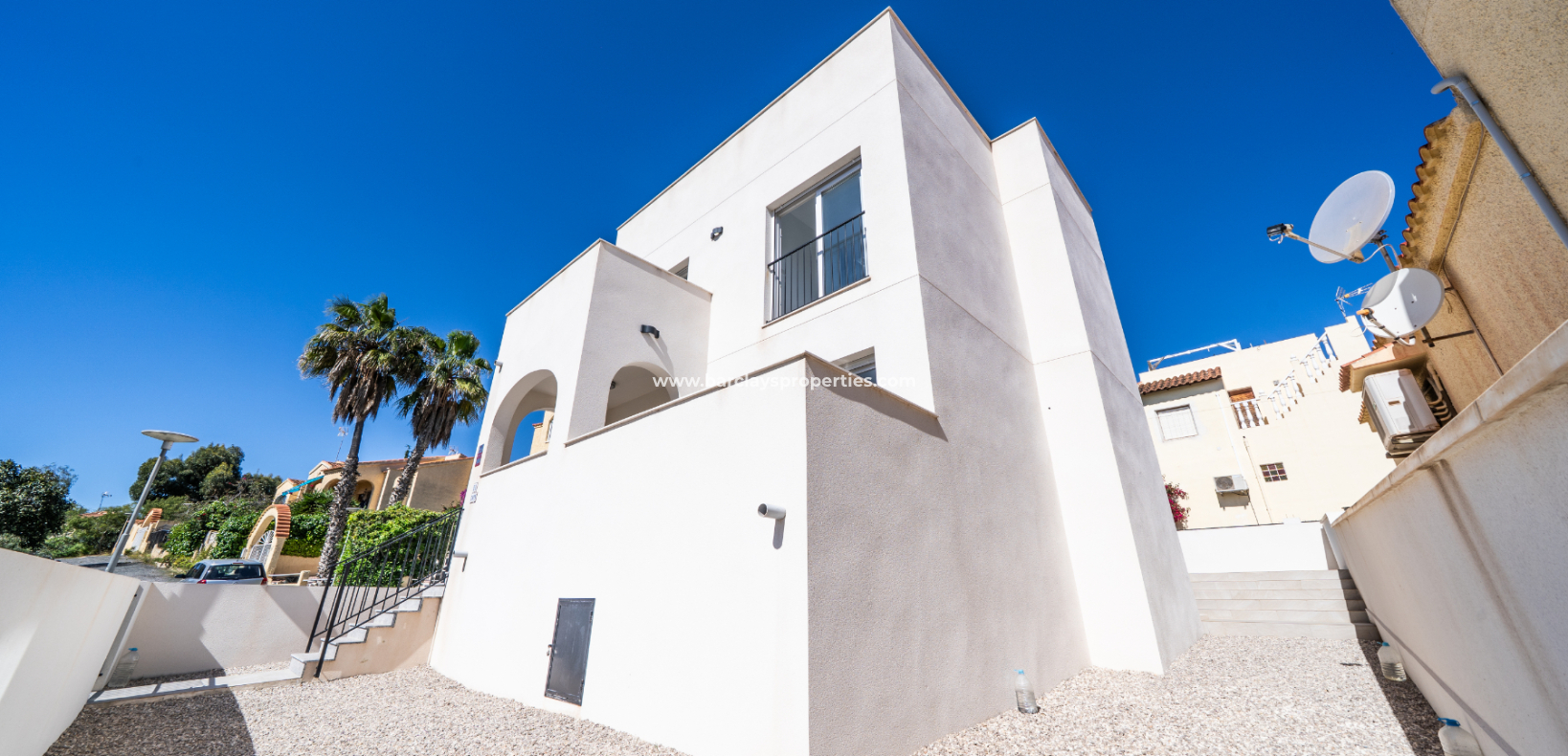 Resale - Freistendhe Villa - Urb. La Marina