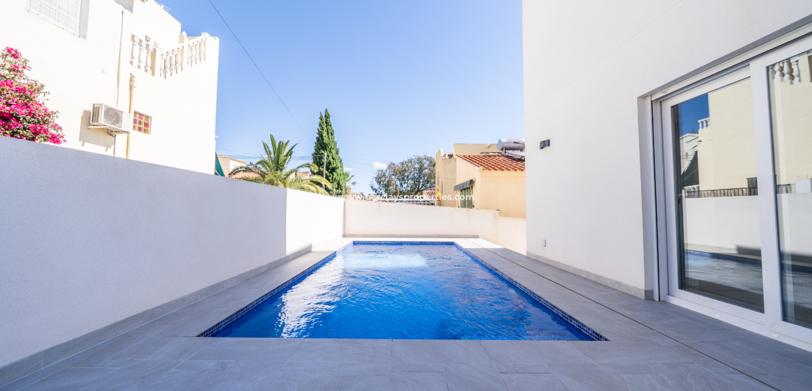Resale - Freistendhe Villa - Urb. La Marina