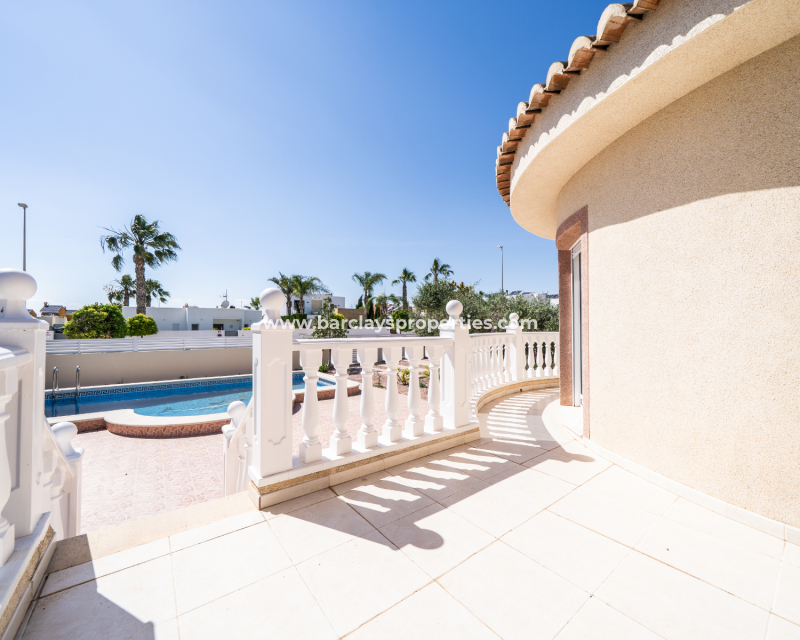 Resale - Freistendhe Villa - Urb. La Marina