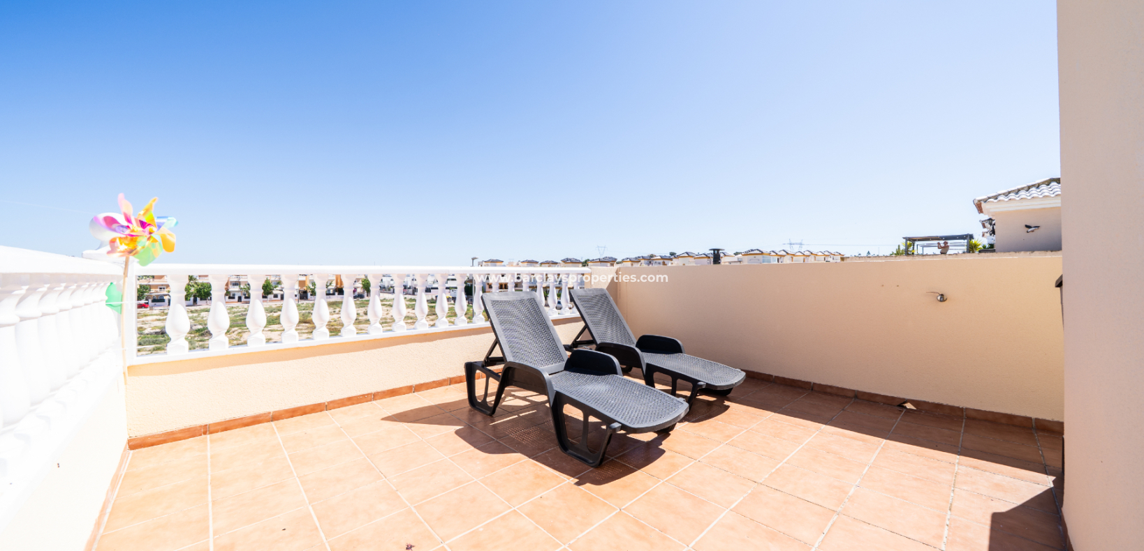 Resale - Freistendhe Villa - Urb. La Marina
